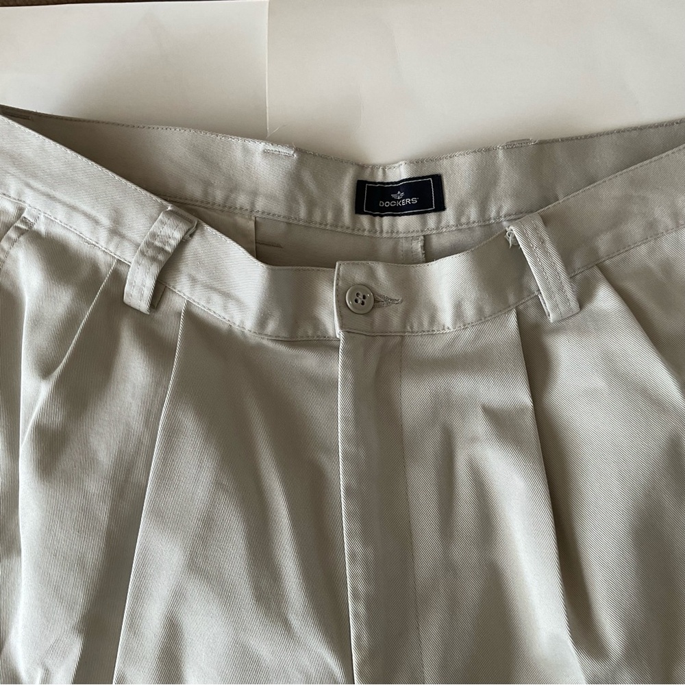 Men Dockers Light Khaki Pleated Relaxed Fit Pants